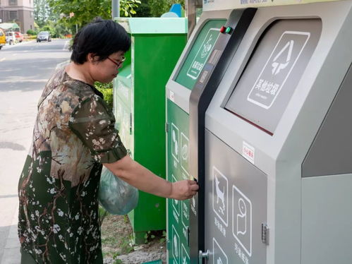 智慧生活新时尚 小区智能垃圾回收箱，分类投放还能兑好礼